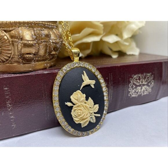 Christmas Gift Black Cream Wedding Xmas Cameo Hummingbird Gold Crystal Necklace - Picture 3 of 9
